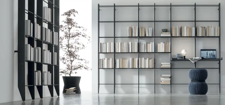 Libreria Raise a montanti sottili in metallo, con ripiani passanti e schienale aperto sulla stanza