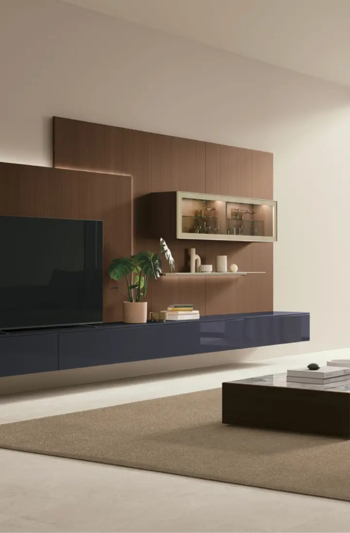 Parete attrezzata Atlante con basi laccate blu, pannello in finitura bronzo e vani a giorno attorno al televisore