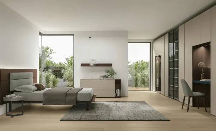 Camera da letto con armadio Logica Plus a tutta altezza, letto imbottito e grandi vetrate sul giardino