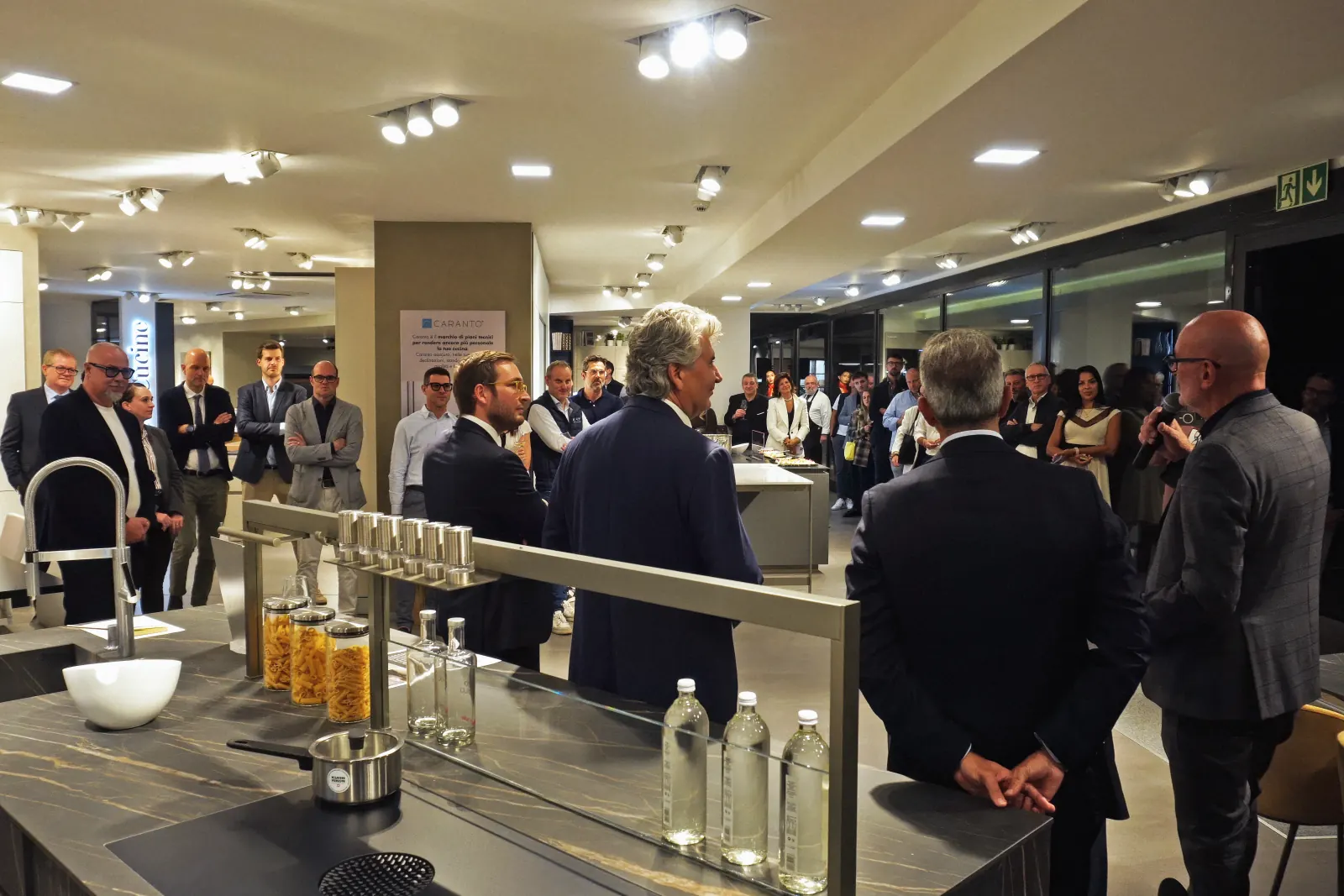 Gli ospiti della serata riuniti nello showroom cucine per i discorsi di apertura