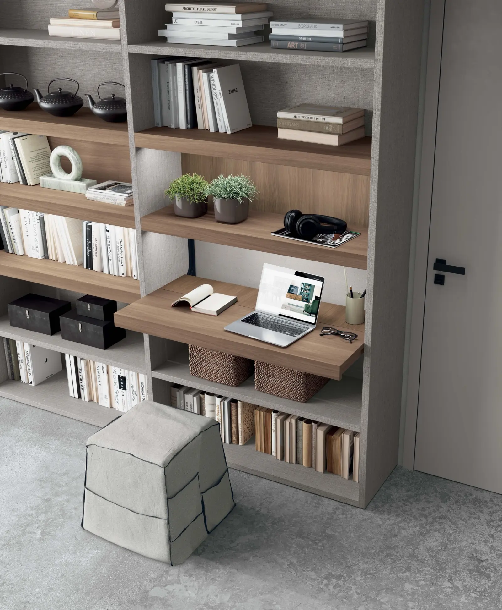 Libreria con piano scrittoio estraibile, computer portatile, libri e cesti