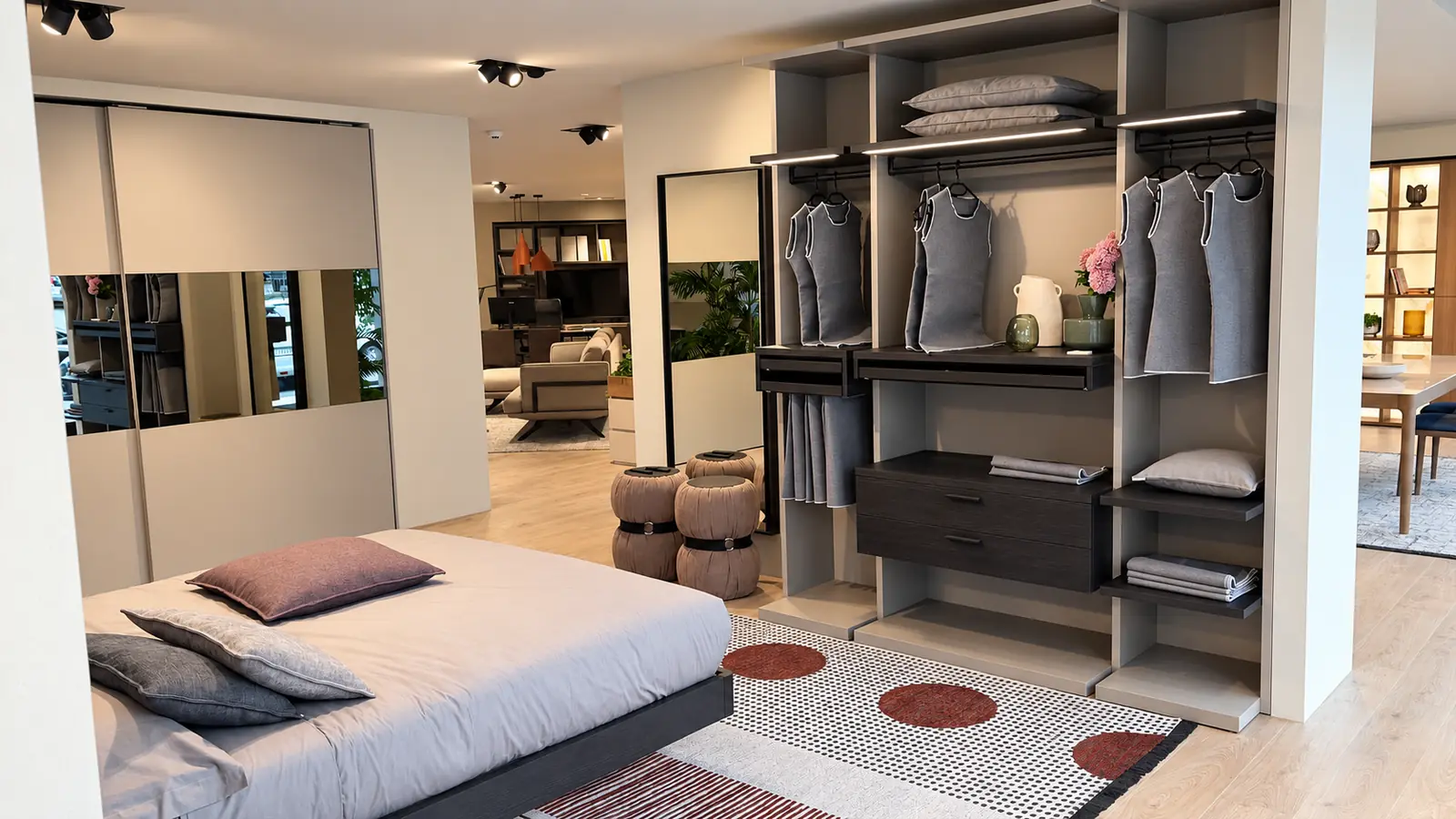 Angolo notte dello showroom, con letto matrimoniale e cabina armadio attrezzata a vista