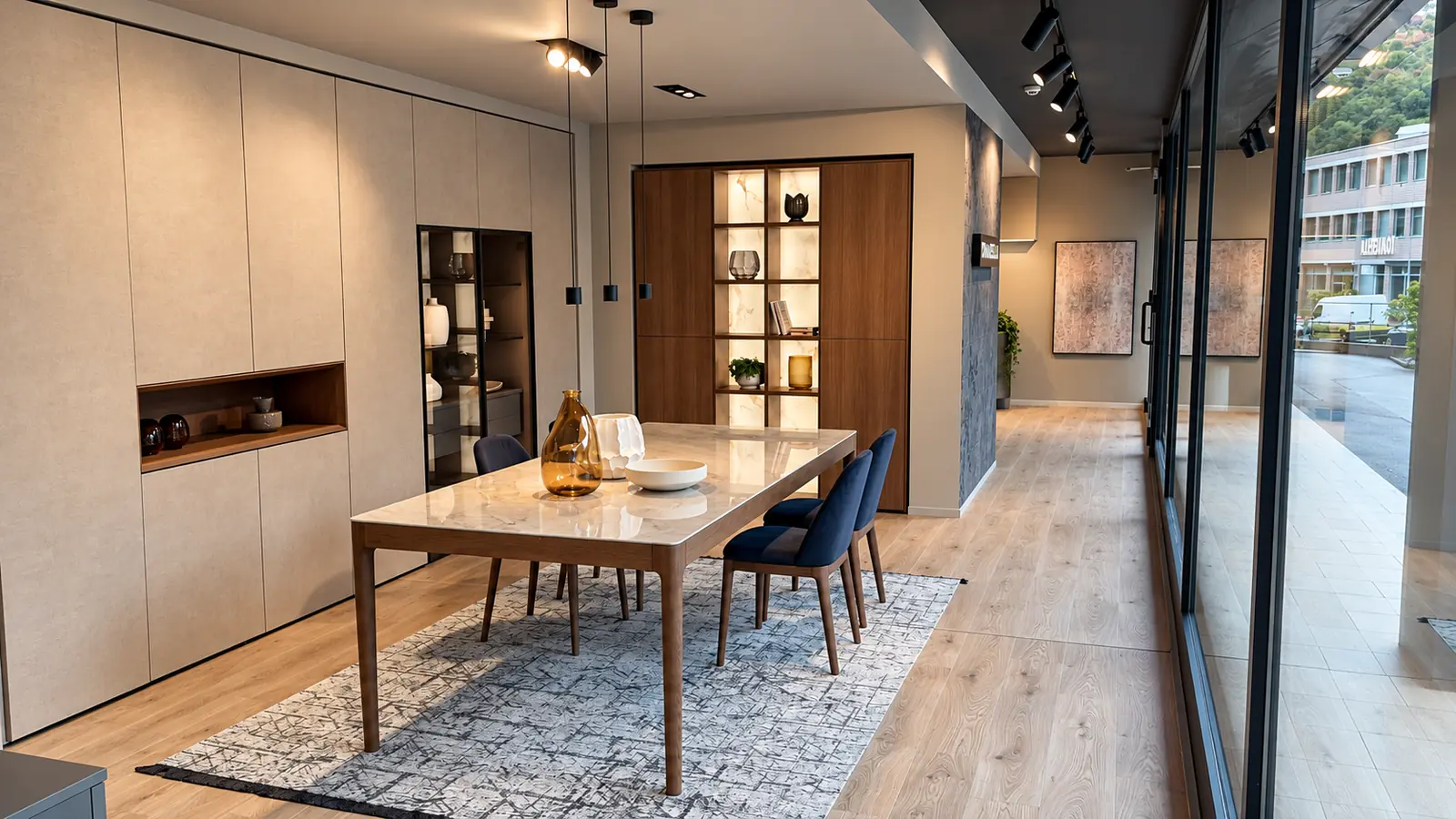 Sala da pranzo allestita nello showroom, con tavolo in legno, credenza e vetrina