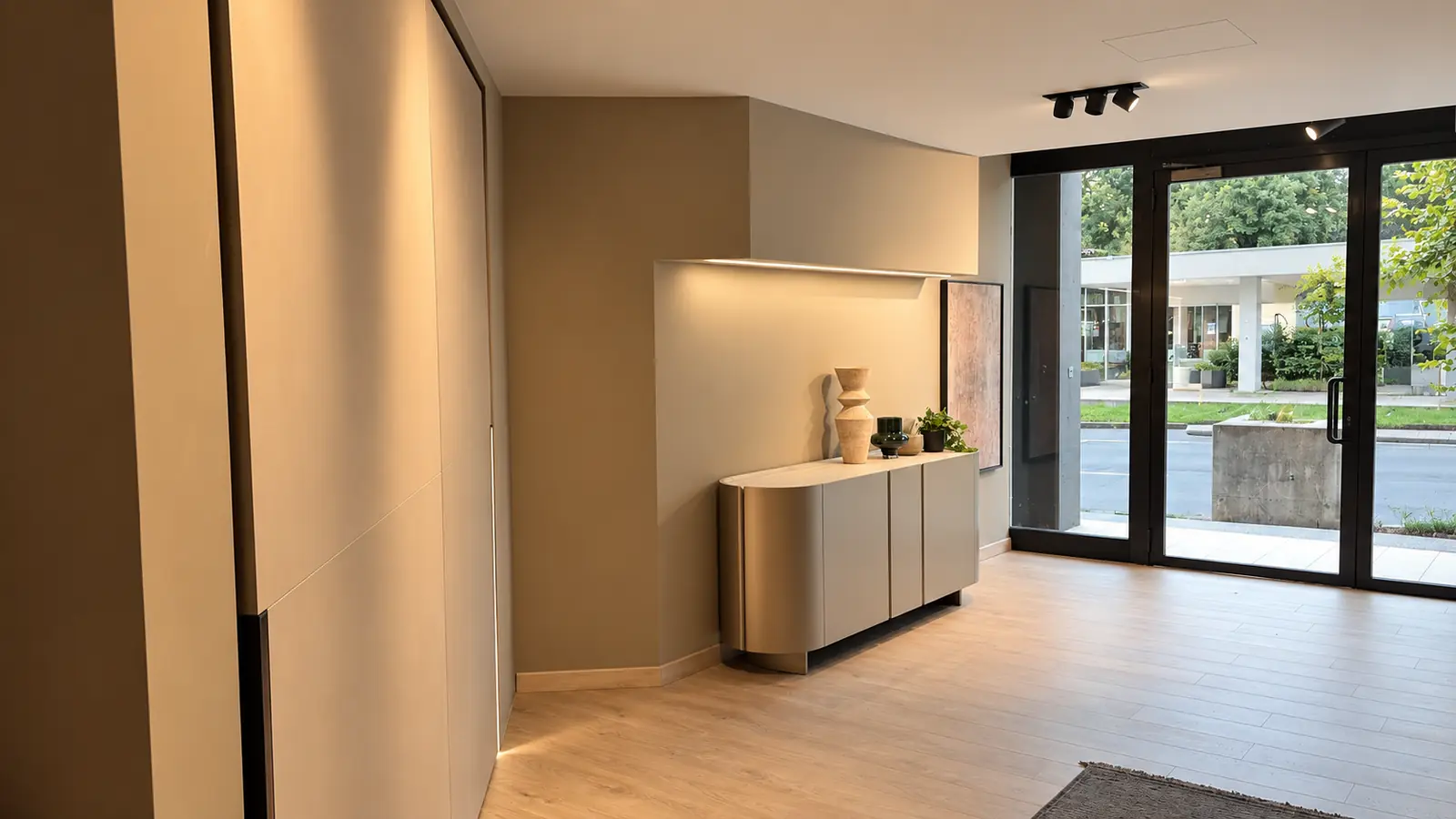Ingresso dello showroom di Manno, con madia sospesa e vetrina sulla strada